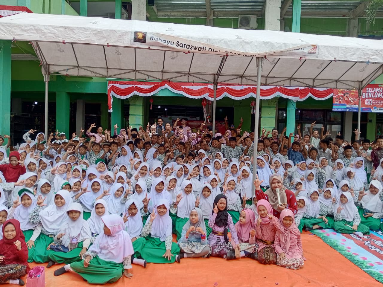 KAREDOK (Kreasi Aksi Rekreasi Dongeng Keliling)